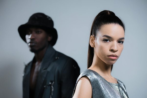 Comment intégrer des gilets en maille dans une garde-robe automnale?